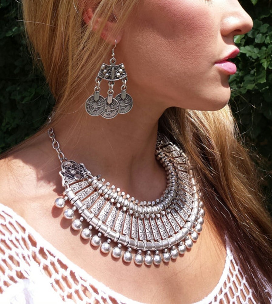 Ethnic Fashion Pakistan - Conjunto de Brincos e Colar Prateado